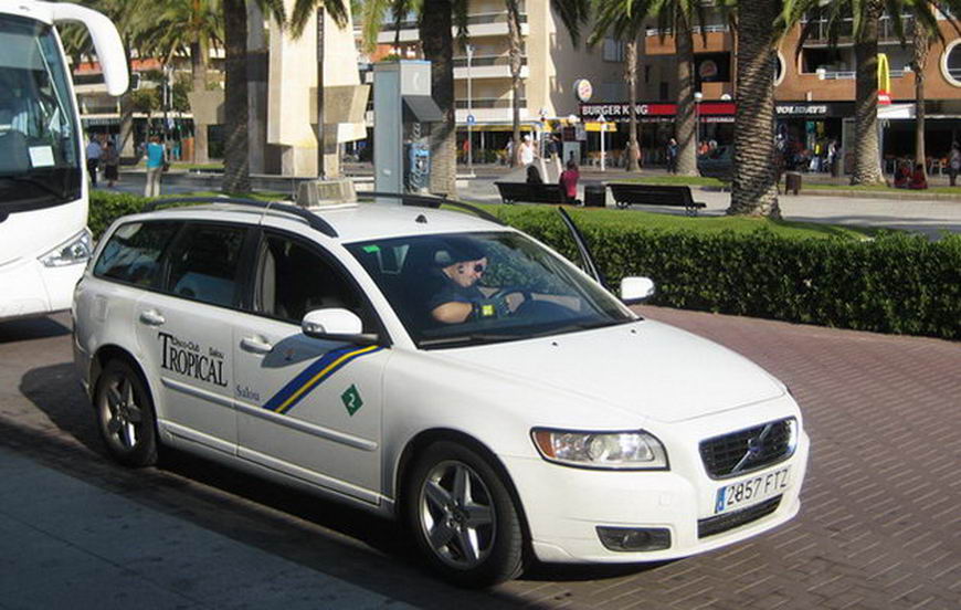Такси в Португалии окрашены в бежевый цвет.